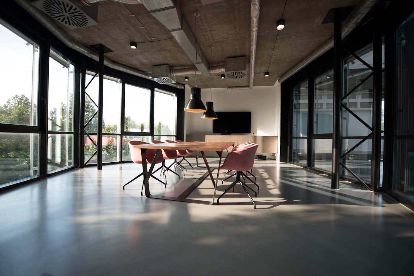 Équipe professionnelle au travail avec des ordinateurs portables dans un bureau lumineux