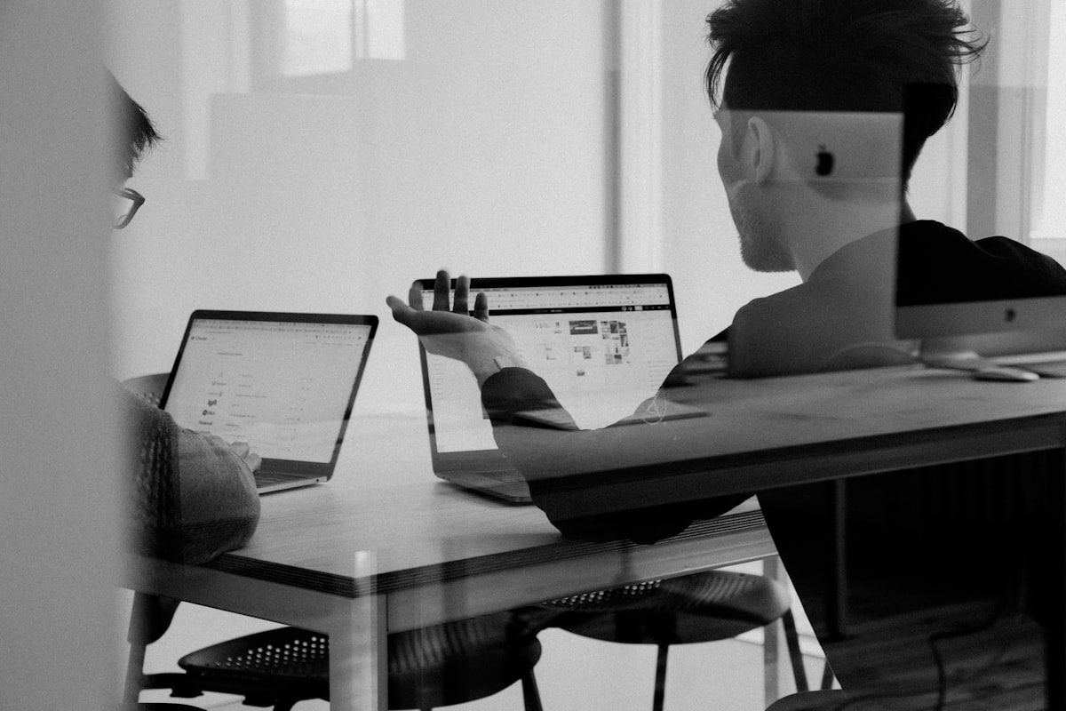 Responsable informatique consultant l'état du parc à l'écran, dans un bureau