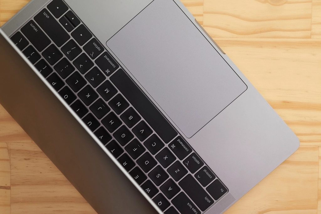 Ordinateur portable reconditionné posé sur un bureau en bois