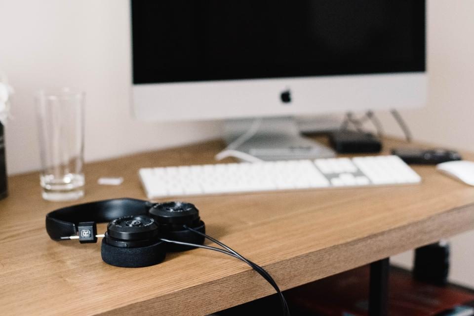 Bureau avec un ordinateur et un casque audio
